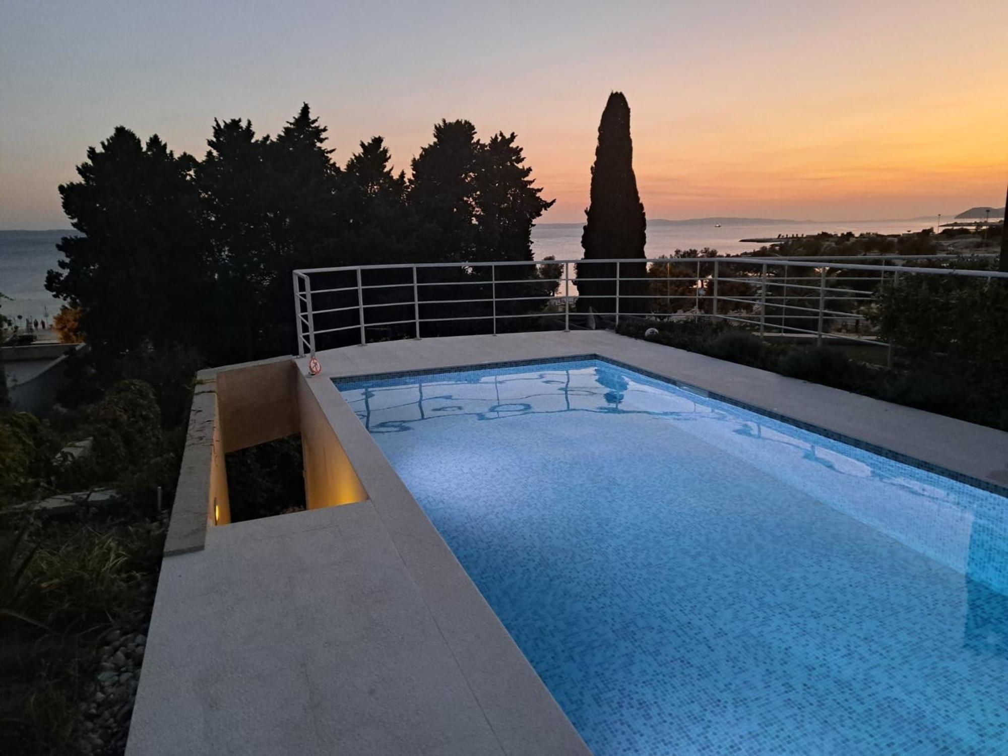 Apartment With Private Pool Split Exterior foto